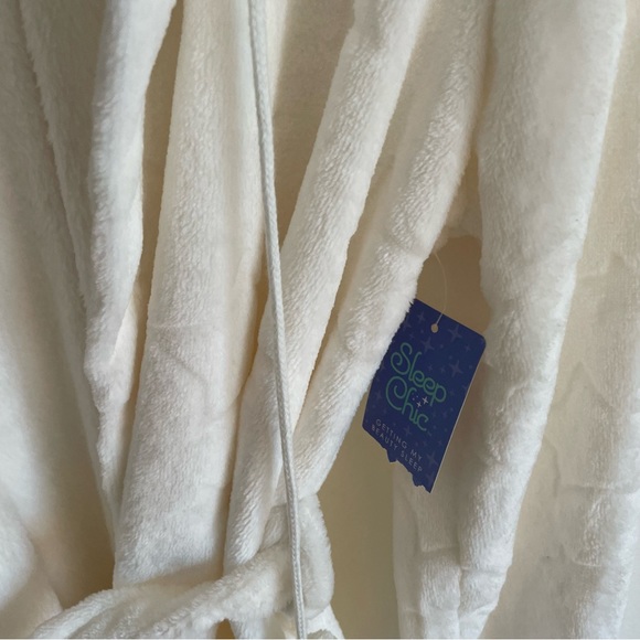 NWT women’s robe Sz small starts sorts juniors sizing - Picture 11 of 11